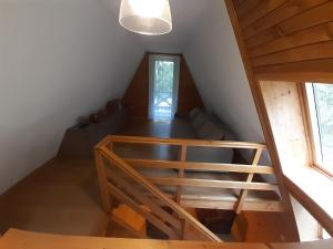 Zimmer im Dachgeschoss mit Blick auf eine Treppe in der Unterkunft Domek letniskowy nad stawem Temeszów Bieszczady 