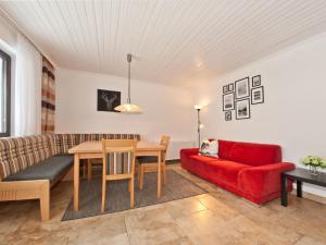 uma sala de estar com um sofá vermelho e uma mesa em Holiday home Reichenbach em Bayerstetten