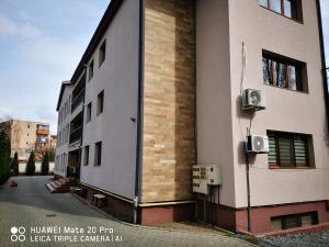ein Gebäude neben einer Straße in der Unterkunft Cluj City Marasti Apartament 1 in Cluj-Napoca