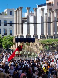 una multitud de personas de pie en frente de un edificio en Hotel Gran Plaza, en Córdoba