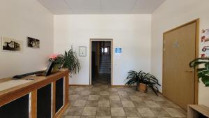 um corredor de escritório com uma porta e vasos de plantas em Kildu külalistemaja em Kildu