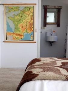 eine Karte, die an einer Wand neben einem Waschbecken hängt in der Unterkunft Hotel B&B Altijd Wad in West-Terschelling