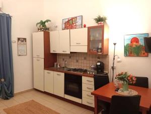 A kitchen or kitchenette at Quattro Canti Valù