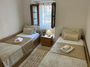 1 dormitorio con 2 camas y ventana en Apartment Marko, en Kotor