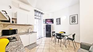 a kitchen and living room with a table and chairs at Casa Iris in Capoliveri