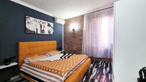 1 dormitorio con cama y ventana en Diaboliko Apartment, en Capoliveri