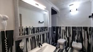 Koupelna v ubytování Diaboliko Apartment + 34 fotografií
