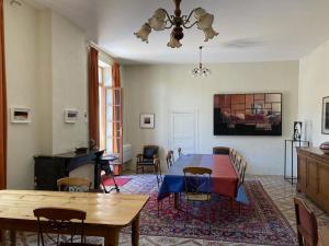 ein Wohnzimmer mit einem Tisch und einem Esszimmer in der Unterkunft Le Relais de Tamaroque in Portel-des-Corbières