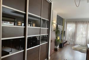 un gran armario de madera en la sala de estar. en Apart-Center Ogrody Górskie, en Zakopane