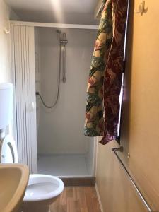 y baño con ducha y cortina de ducha. en Gargano Vacanza, en Peschici
