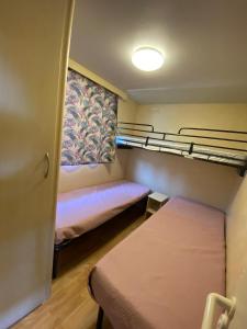 Cette petite chambre comprend 2 lits superposés. dans l'établissement Gargano Vacanza, à Peschici