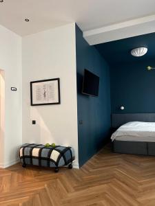 una camera con letto e parete blu di MIRO Rooms - quiet chic, free parking, self check-in a Riga