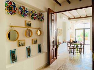 un pasillo con placas en la pared y una mesa en Costa Blanca belle maison entre mer et montagne, en Adsubia