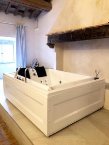 una grande vasca da bagno bianca in una stanza di Allegra Toscana - Affittacamere Guest house ad Arezzo