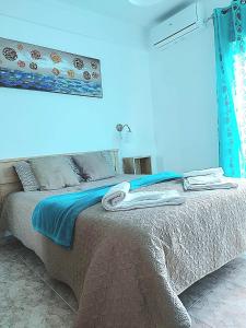 a bedroom with a bed with a blue wall at Fred E Kika Holidays in Portimão