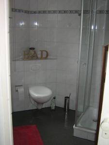 a bathroom with a toilet and a shower at Ferienwohnung am Reiherbach in Bielefeld