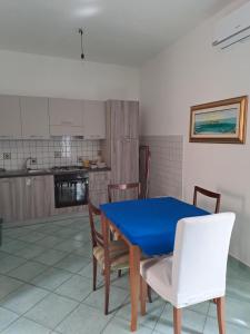 サンタ・マリア・ディ・カステッラバーテにあるLa Casa Di Checcoのキッチン(青いテーブル、椅子付)
