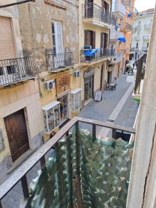 desde el balcón de una calle con edificios en La Casa Di Checco, en Santa Maria di Castellabate