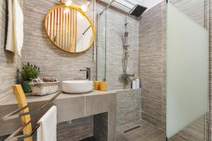 La salle de bains est pourvue d'un lavabo et d'un miroir. dans l'établissement Theo's Cozy Apartment near Athens airport, à Spáta