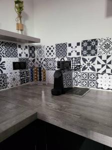 a room with black and white tiles on the wall at Charmant T2 55m2 4P [Circuit du Castellet /Plages] in Le Beausset