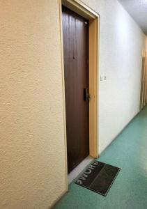 a door with a welcome mat in a hallway at Charmant T2 55m2 4P [Circuit du Castellet /Plages] in Le Beausset