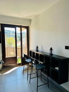 a room with a black desk and two chairs at Charmant T2 55m2 4P [Circuit du Castellet /Plages] in Le Beausset