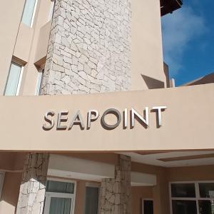 um sinal para um restaurante de marisco num edifício em Departamentos Sea Point By D&G em Carilo
