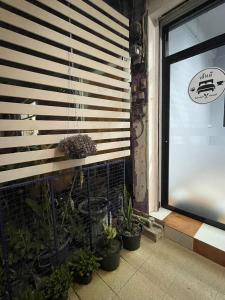 una ventana con plantas en el lateral de un edificio en เส้นดี โฮสเทล Sendee Hostel, en Phitsanulok