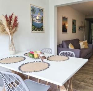 億唐塞拉的住宿－Studio56 - Logement Design et Cosy à Etang Salé，客厅里一张带水果的白色桌子