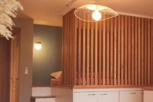 エタン・サレにあるStudio56 - Logement Design et Cosy à Etang Saléの木製の仕切りとベッドが備わる客室です。
