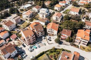 una vista aerea di un sobborgo residenziale di Villa Porta a Biograd na Moru