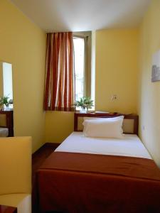 Postel nebo postele na pokoji v ubytování Hotel Minerva + 19 fotografií