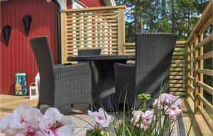 un tavolo e sedie su un patio fiorito di 3 Bedroom Cozy Home In Mönsterås a Mönsterås