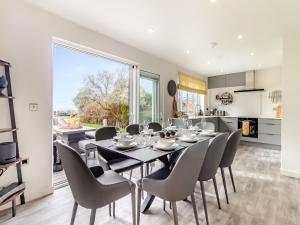 uma cozinha e sala de jantar com mesa e cadeiras em Longridge em Peldon