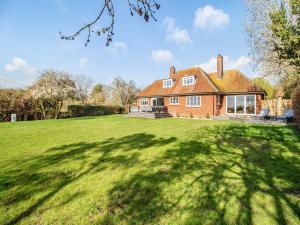 uma casa grande com um grande relvado em frente em Longridge em Peldon