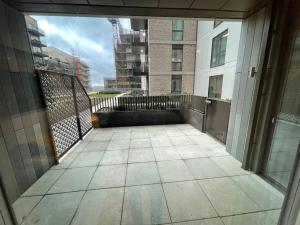 an empty balcony of a building with a view at BrandNew Luxurious 2Bed Apartmnt in Bexleyheath