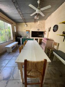 - une table dans une chambre avec des chaises et un ventilateur de plafond dans l'établissement Casa Evaluna, à San Pedro