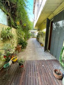 une passerelle en bois avec des plantes sur le côté d'un bâtiment dans l'établissement Casa Evaluna, à San Pedro