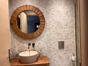 La salle de bains est pourvue d'un lavabo et d'un miroir. dans l'établissement Ganimede Hotel, Galaxidi, à Galaxidi