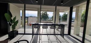 a kitchen with a bar with stools on a balcony at Bello departamento en costanera de Valdivia in Valdivia