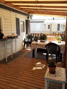 un patio con mesa y sillas en una terraza en les cigales, en Vic-la-Gardiole