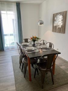 stół w jadalni z krzesłami i czarnym stołem i stołem w obiekcie Ma MaiSon w mieście Marseillan