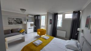 1 dormitorio con 1 cama y sala de estar en Elegancki apartament w sercu Warszawy, en Varsovia