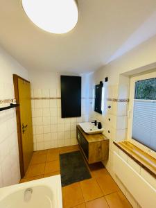 Ένα μπάνιο στο Kleine Wohnung am Bach