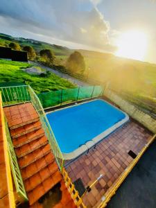 - une grande piscine avec un escalier dans l'établissement Casa Villa Mey, à Candás