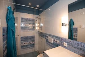 a bathroom with a shower stall and a toilet at Villa Braas in Breukeleveen