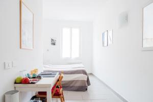 a white room with a bed and a desk at Banchi in Riomaggiore