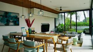 ein Esszimmer mit einem Tisch und Stühlen in der Unterkunft Westcoast PQ Sunshine spacious 3BR private pool villa in Phu Quoc