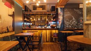 un bar con mesas de madera y sillas en un restaurante en Barkod Otel en Estambul