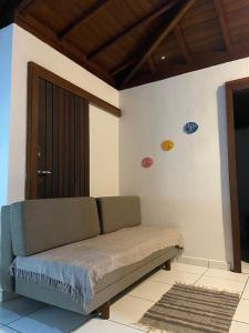 ein Wohnzimmer mit einem Sofa in einem Zimmer in der Unterkunft Chales Sea Sul in Ilhabela